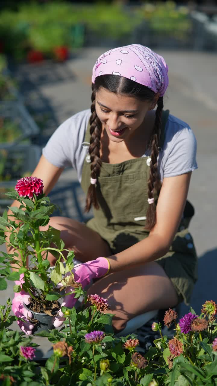 mujer joven en la jardinería.
