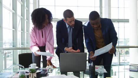 jóvenes empresarios que trabajan en una oficina moderna
