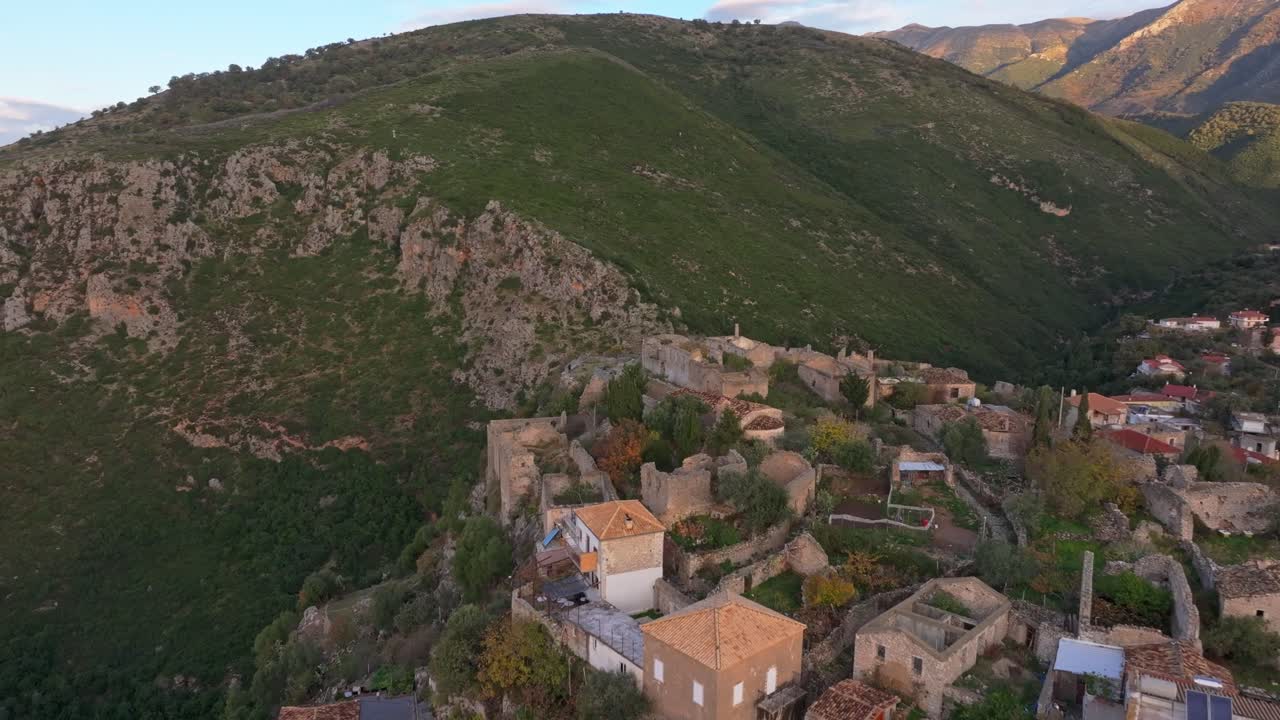 Albania, Himare: L'Alba Splende sul Castello di Himara