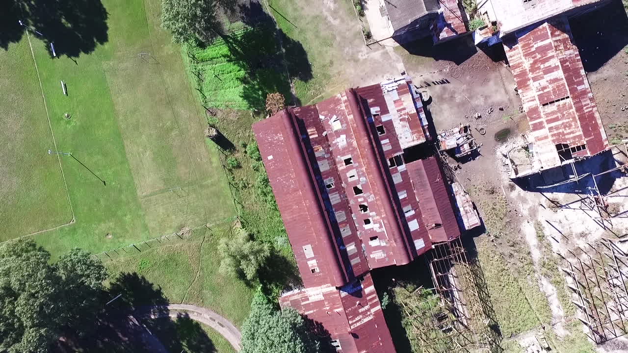 vista aérea de arriba hacia abajo de la fábrica de carpintería abandonada en el campo de argentina