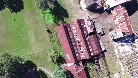 vista aérea de arriba hacia abajo de la fábrica de carpintería abandonada en el campo de argentina