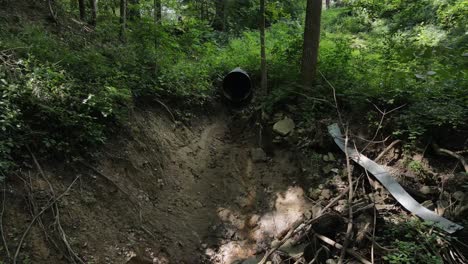 Bewaldetes-Gebiet-Mit-Entwässerungstunnel---Herauszoomen