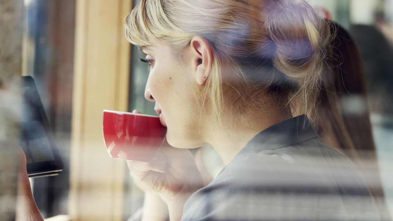 카페에서 커피를 마시는 디지털 태블릿을 사용하는 아름다운 여성