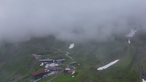 Eine-Dicke-Nebeldecke-Bedeckt-Das-Skigebiet-Am-Kitzsteinhorn-In-Österreich