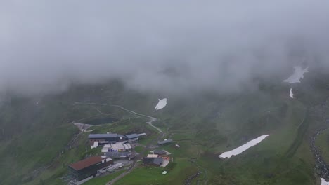 un espeso manto de niebla cubre la estación de esquí de kitzsteinhorn en austria