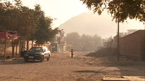 Los-Peatones-En-Un-Barrio-De-Kabul,-Afganistán