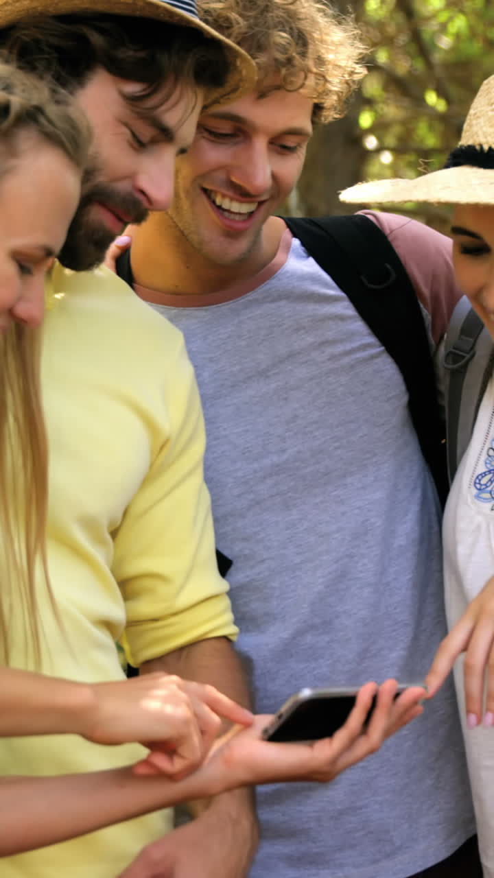 parejas de excursionistas viendo teléfonos inteligentes