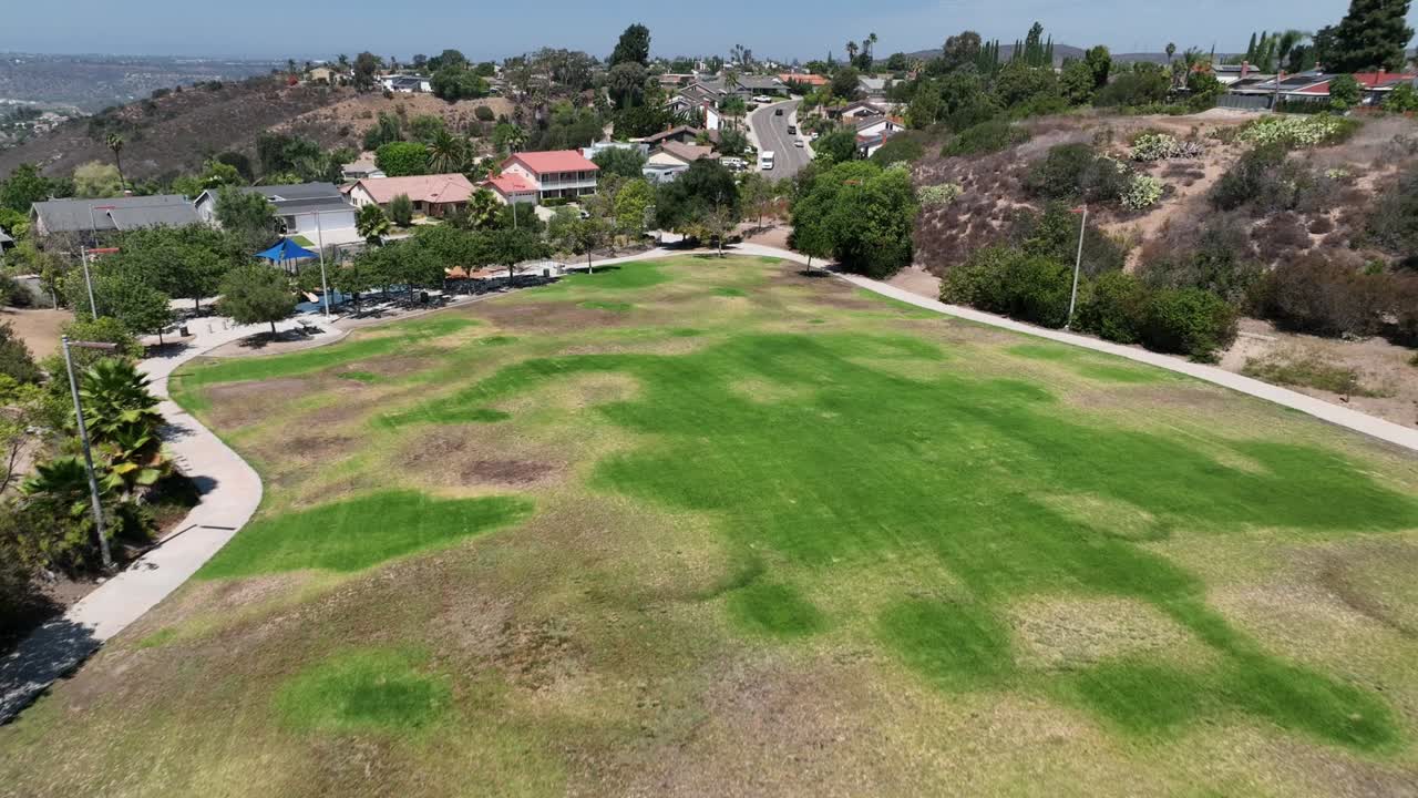 vista aérea del patio de recreo de la escuela primaria ralph dailard, comunidad de san carlos san diego california, campo verde y patio de la escuela deportiva al lado del área del vecindario residencial