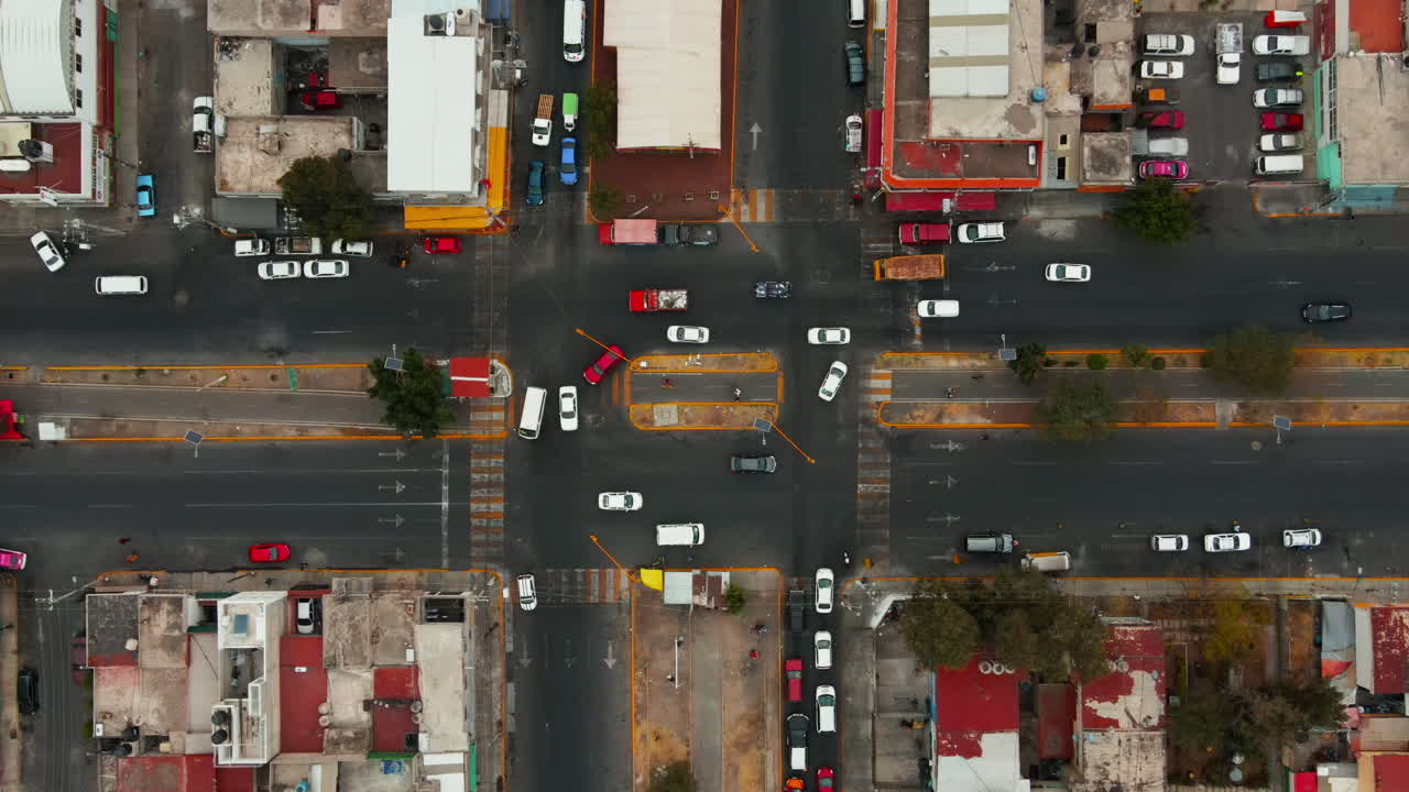 vista de drones sobre la rotonda con tráfico de automóviles en movimiento en el distrito residencial suburbano