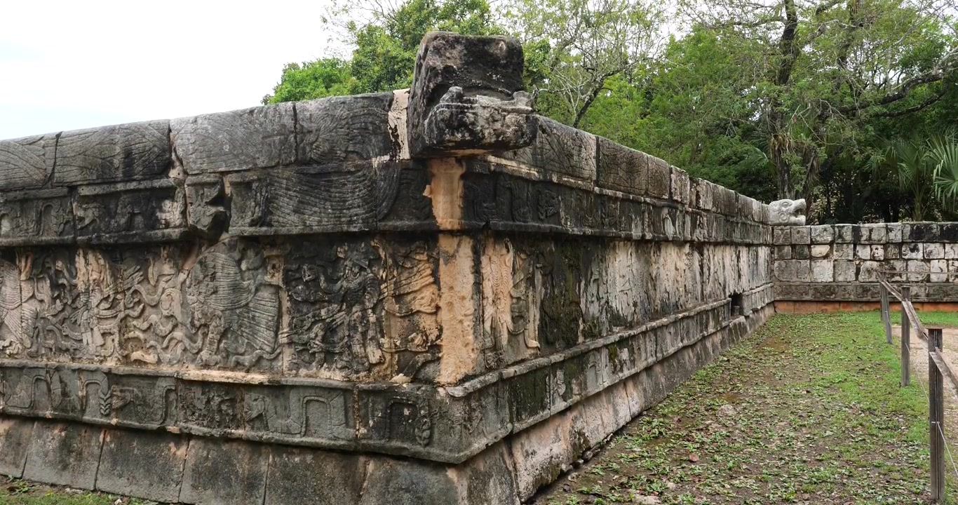 Piattaforma dei Teschi (Tzompantli) Dettaglio del bassorilievo, nel sito archeologico di Chichen Itza