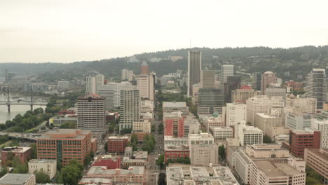 Luftaufnahme-Eines-Sliders-Entlang-Der-Gitterstraßen-Der-Innenstadt-Von-Portland