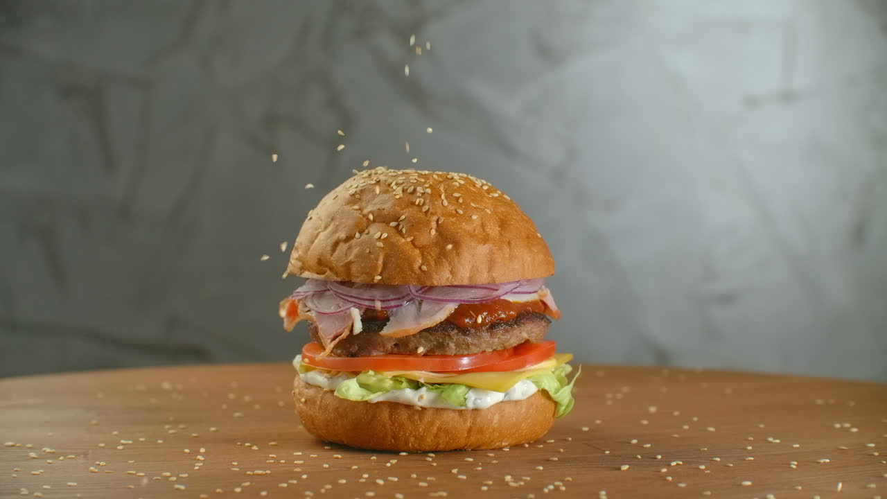 una hamburguesa grande y sabrosa con carne, cebollas, verduras, queso derretido y lechuga.