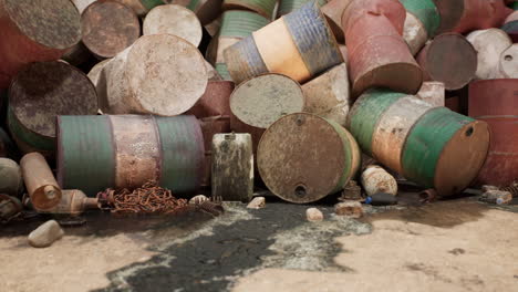 un montón de barriles de petróleo oxidados