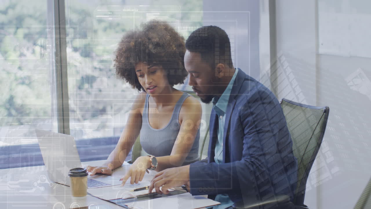 animación del procesamiento de datos financieros sobre diversas personas de negocios en la oficina