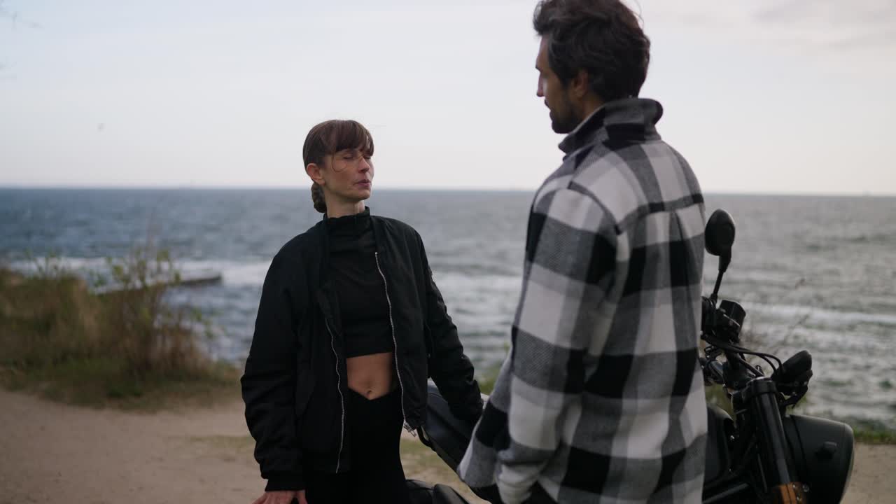 una pareja disfrutando de la vista junto al océano.