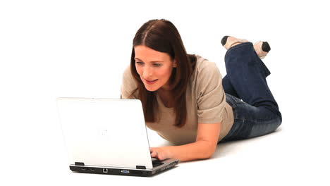 una morena disfrutando de su charla en una computadora portátil
