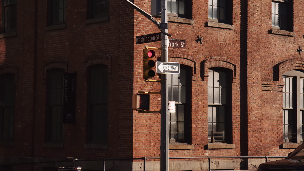 señal de calle unidireccional y semáforo a lo largo de york street en brooklyn, nueva york, ee.uu.