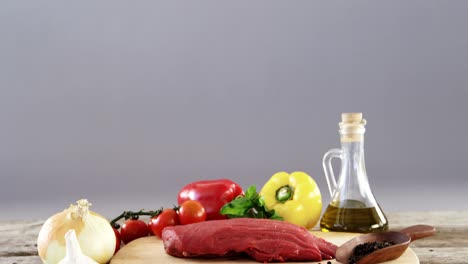 pan de carne de lomo y ingredientes en tablero de madera