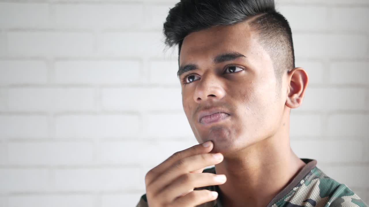 사려 깊게 보는 젊은이