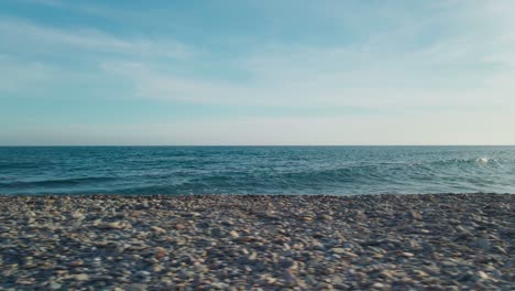 Sich-Seitwärts-An-Einem-Leeren-Felsigen-Strand-Bewegen