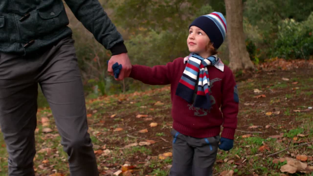 padre e hijo disfrutando de un día fuera