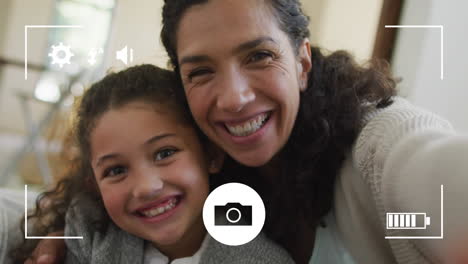animación de un cuadro sobre una madre biracial feliz con su hija tomando una selfie