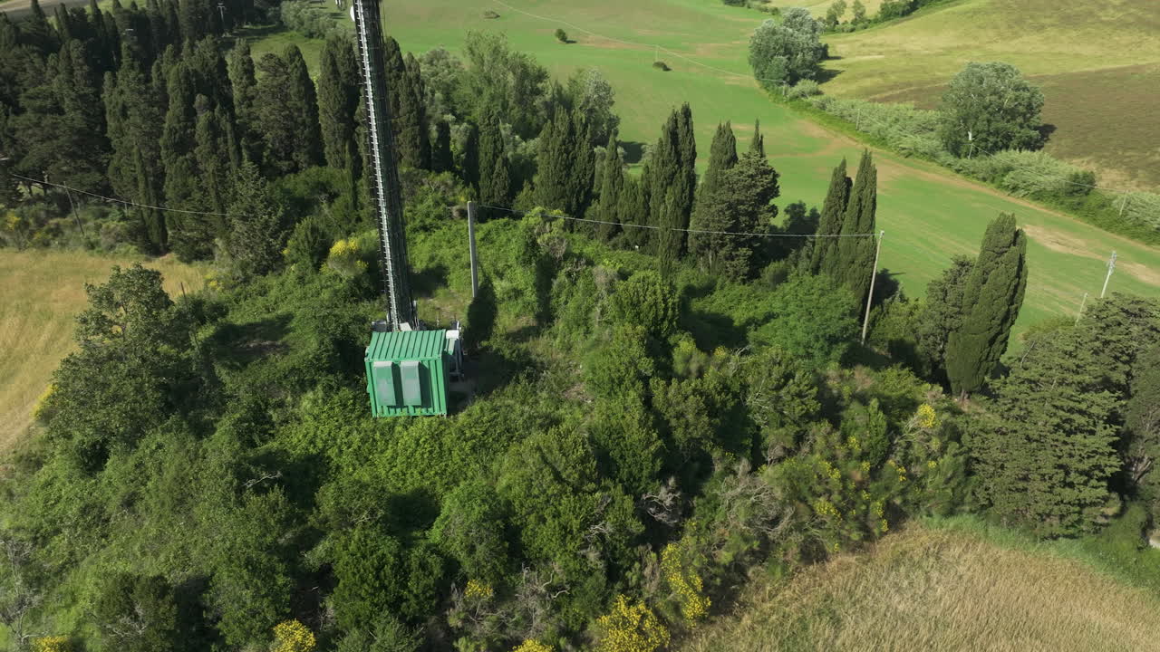 заброшенная вилла и телекоммуникационная башня, спрятанная в густом лесу в италии, взгляд с воздуха