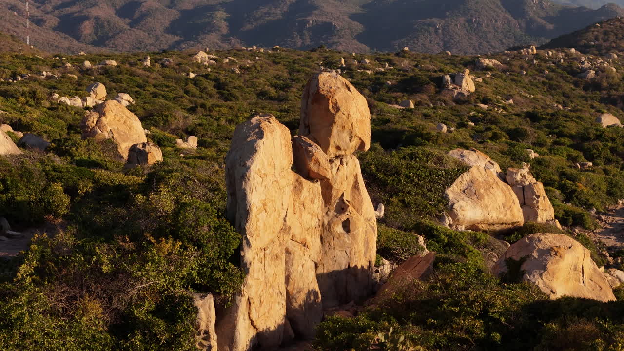 formaciones naturales de piedra talladas por el viento y el mar. un parque rocoso de un millón de años de antigüedad se alza en ninh thuan, vietnam, sudeste asiático.