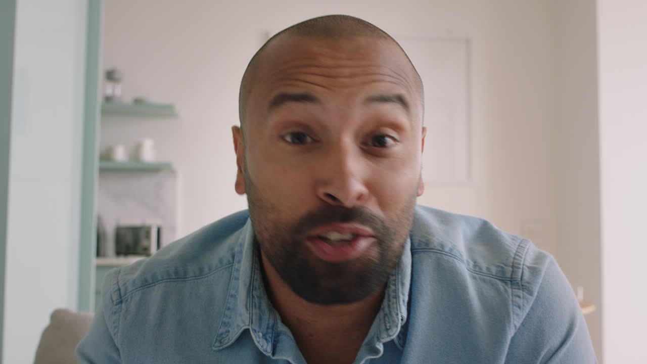 joven atractivo teniendo video chat usando cámara web en casa mostrando su peinado hablando compartiendo estilo de vida disfrutando de la comunicación en línea en pantalla horizontal