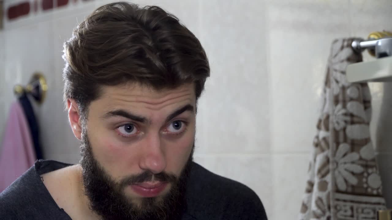 hombre mirando en el espejo