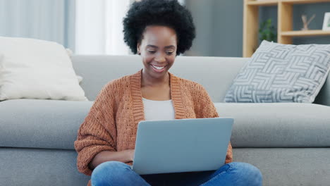 Mujer-Africana-Escribiendo-En-Su-Computadora-Portátil-Para-Enviar