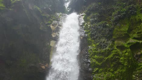 cascada en la montaña con río