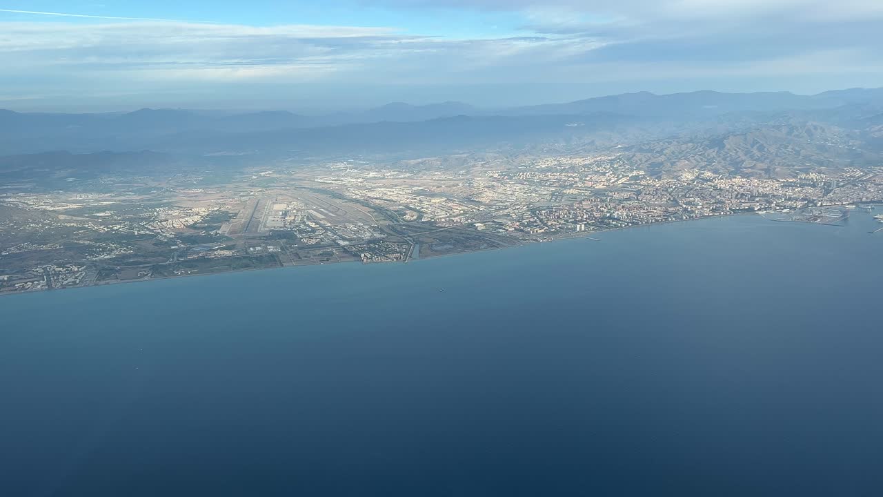 vista panorámica aérea de la ciudad de málaga y su aeropuerto, españa, tomada desde una cabina de un avión durante la salida del aeropuerto