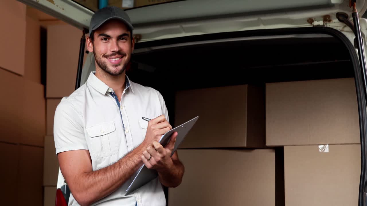 el repartidor chequeando su lista.