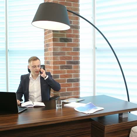hombre de negocios en el espacio de trabajo usando el teléfono