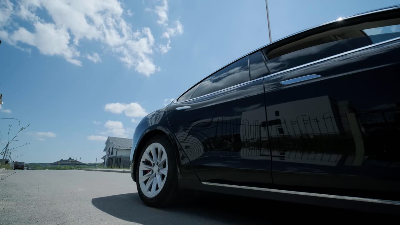 puerta de la carretera. salida del complejo residencial. la barrera se abre y deja salir los coches.