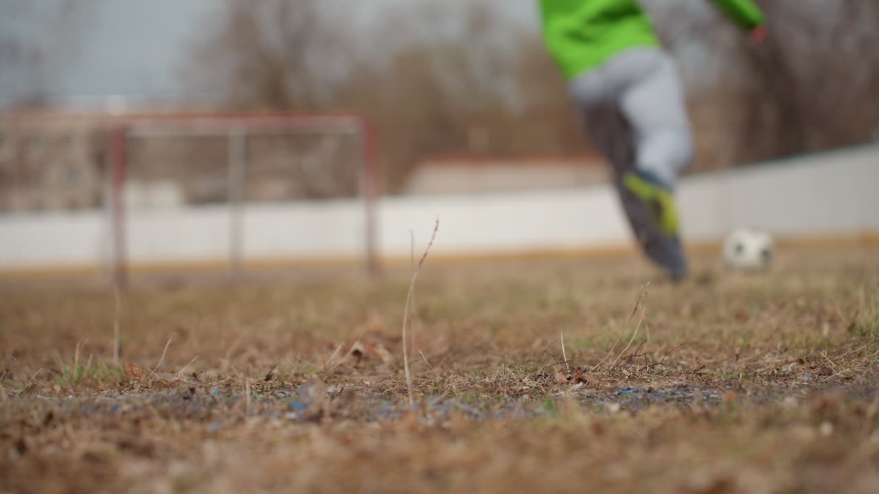 Динамичные спортивные действия, игрок выполняет быстрые удары, спортсмен демонстрирует резкие развороты и удары, спортсмен демонстрирует навыки быстрого разворота и ударов на сухом футбольном поле во время интенсивной тренировки