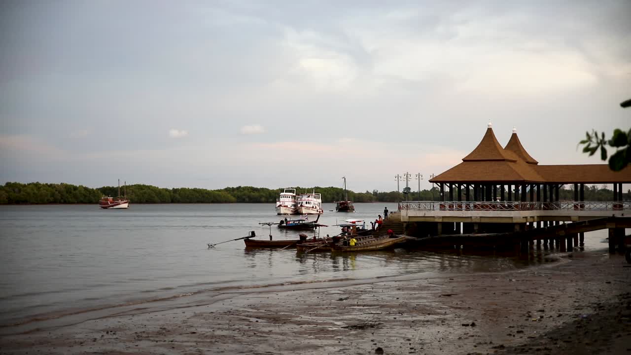 transbordador fluvial que transporta personas y motocicletas a través del río hasta un pequeño pueblo en krabi, tailandia desde el muelle local