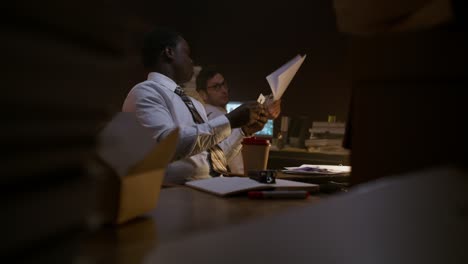 hombre de negocios que trabaja hasta tarde en la noche