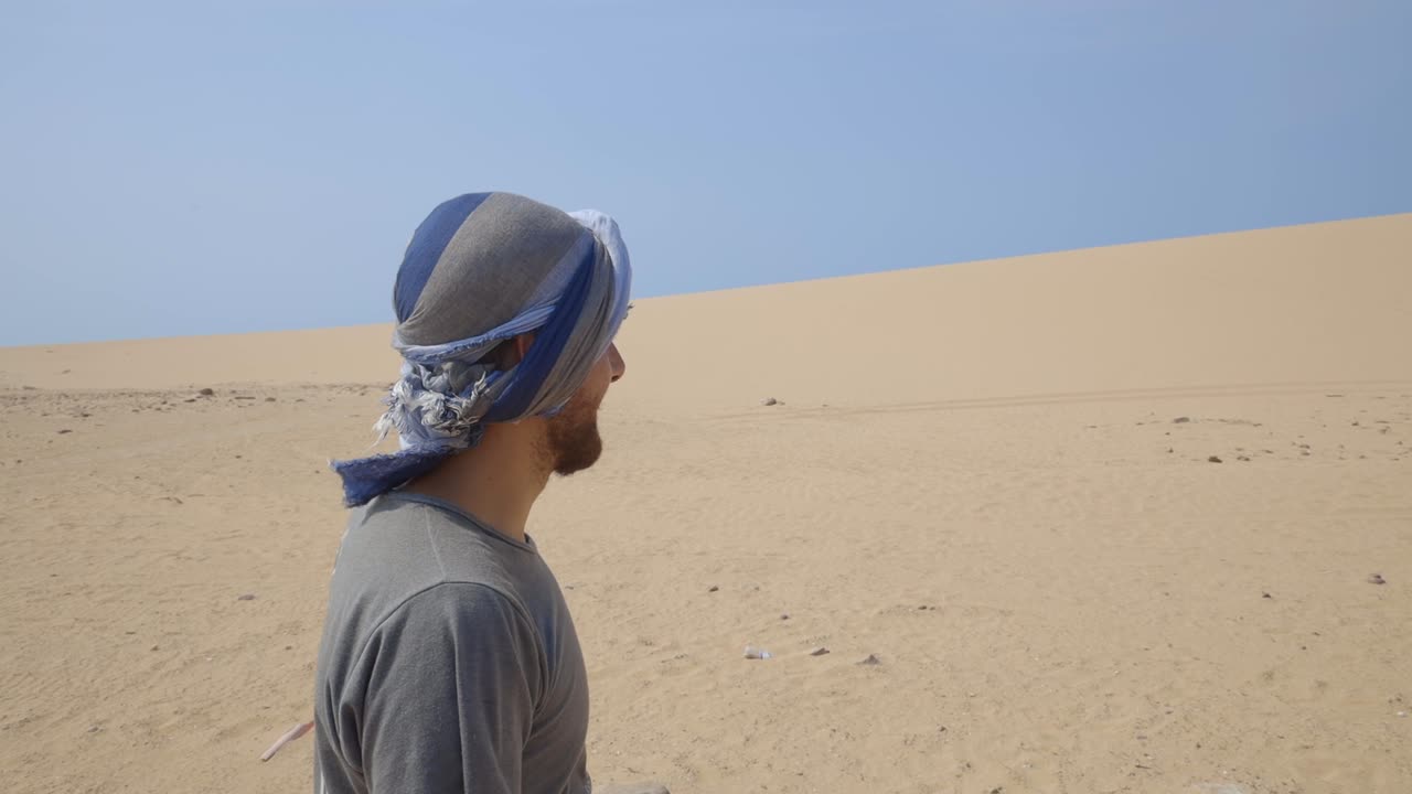 Tourist in the desert Bedouin scarf sun protection keffiyeh Colombia La Guajira sand dunes