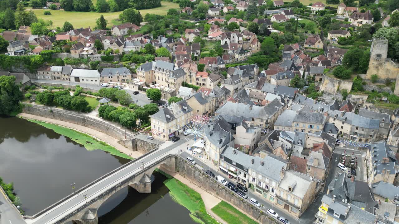Ciudad de Montignac Lascaux, Francia - Dron, giro panorámico aéreo.