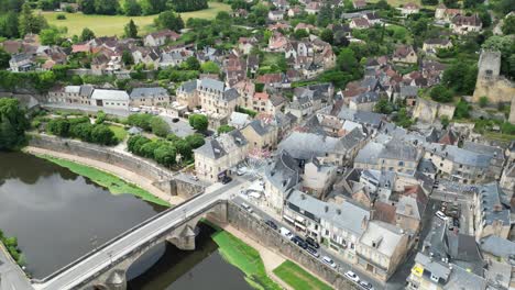 Montignac-Lascaux-Stadt-Frankreich-Drohne,-Luftaufnahme,-Schwenkdrehung