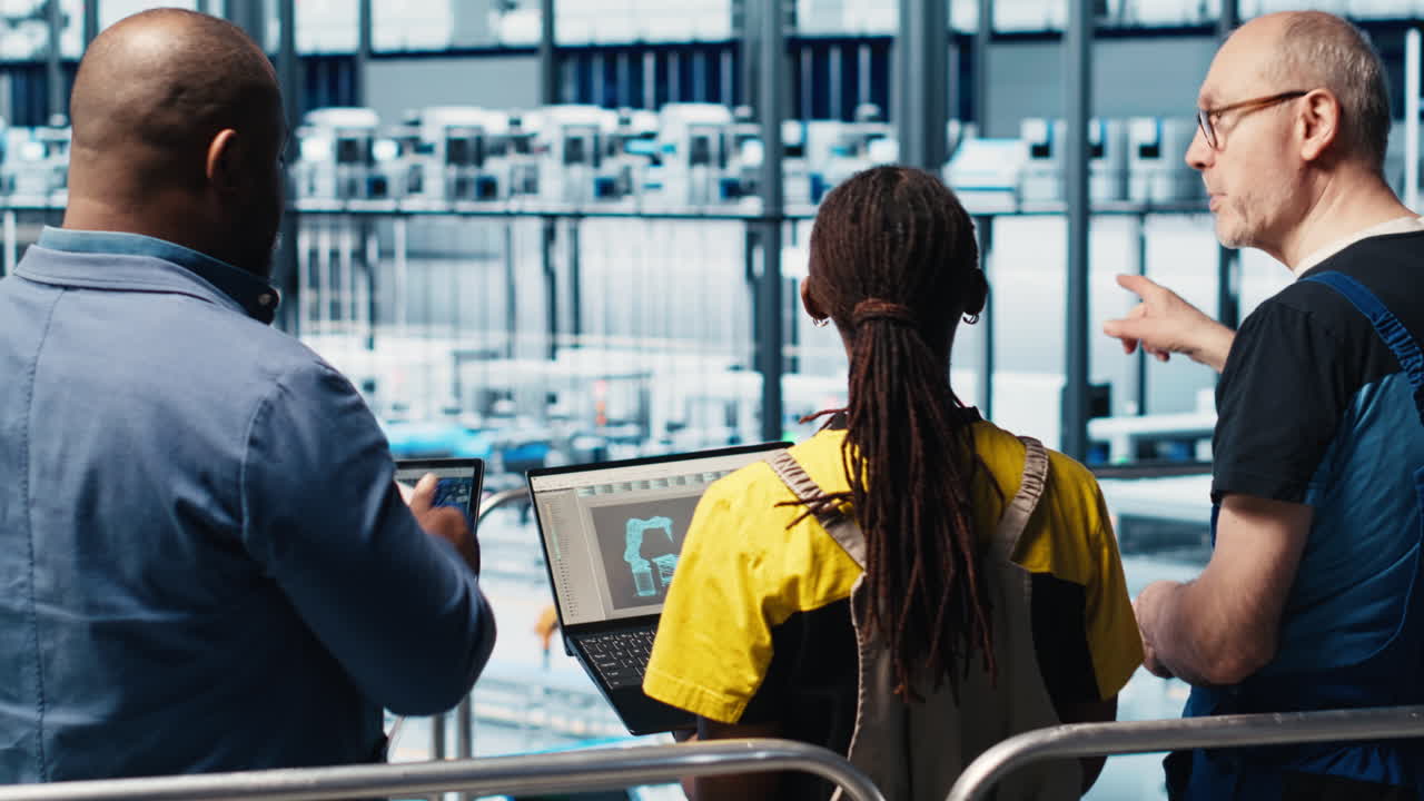 gerente que supervisa la industria 4.0 trabajadores de las plantas industriales que utilizan software cad