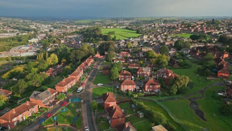 council estate en yorkshire: vista aérea de drones de viviendas urbanas de ladrillo rojo en el reino unido, con luz solar matutina, casas y calles bulliciosas