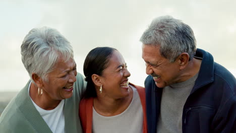 Lachen,-Strand-Und-Frau-Mit-Ihren-älteren-Eltern