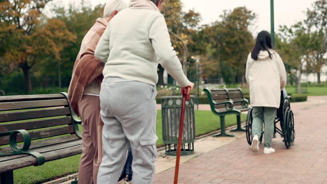 돌보는 사람,  ⁇ 는 사람, 그리고 공원에서 노인들