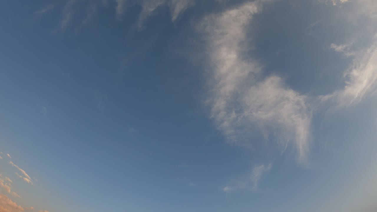 푸른 하늘에 구름과 함께 해가 지는 시간 경과