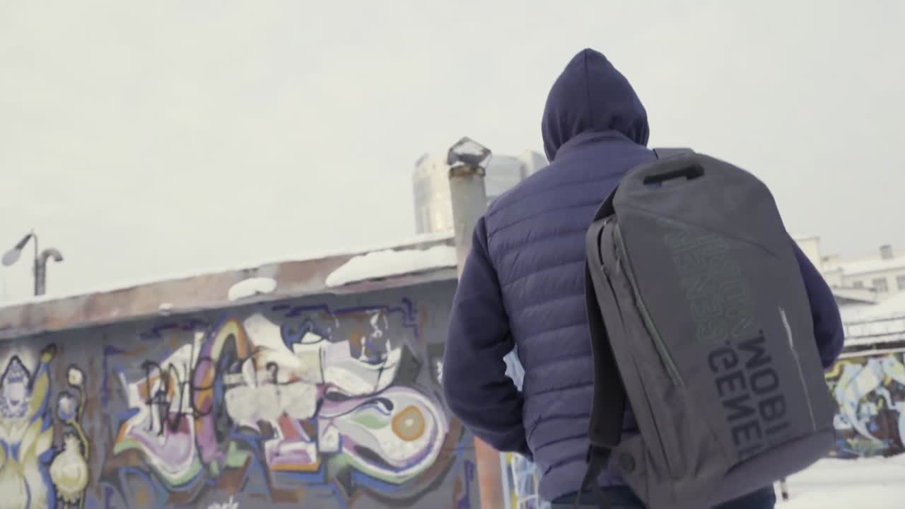 hombre caminando en una escena urbana nevada