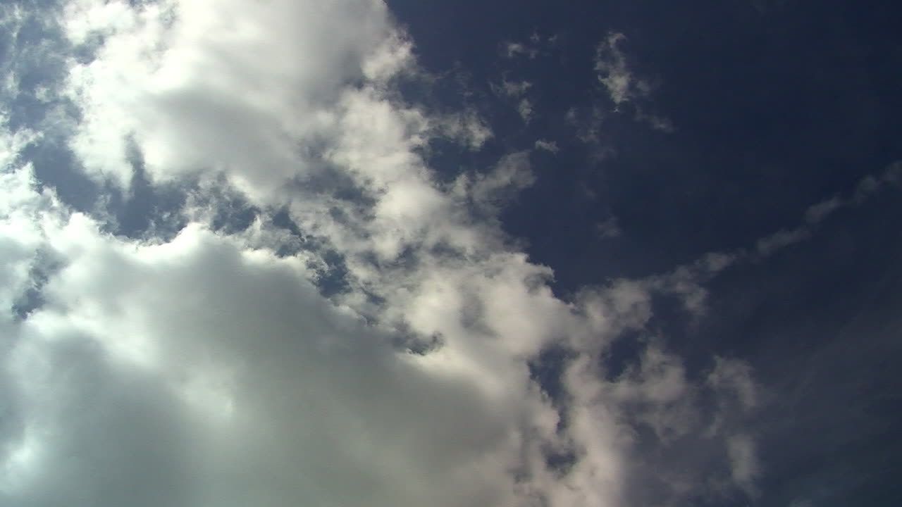 lapso de tiempo de nubes cúmulos moviéndose en el cielo azul