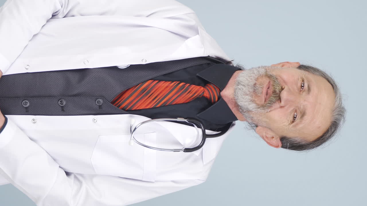 질병에 대한 긍정적인 결과의 수직 비디오. 오래된 의사 이모티콘.